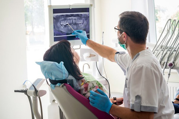 كيف تختار طبيب الاسنان المناسب